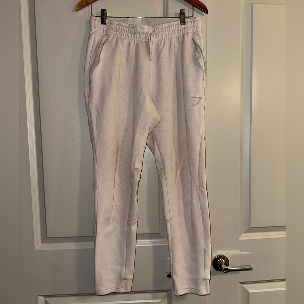 Gymshark jogger sweatpants color cream
